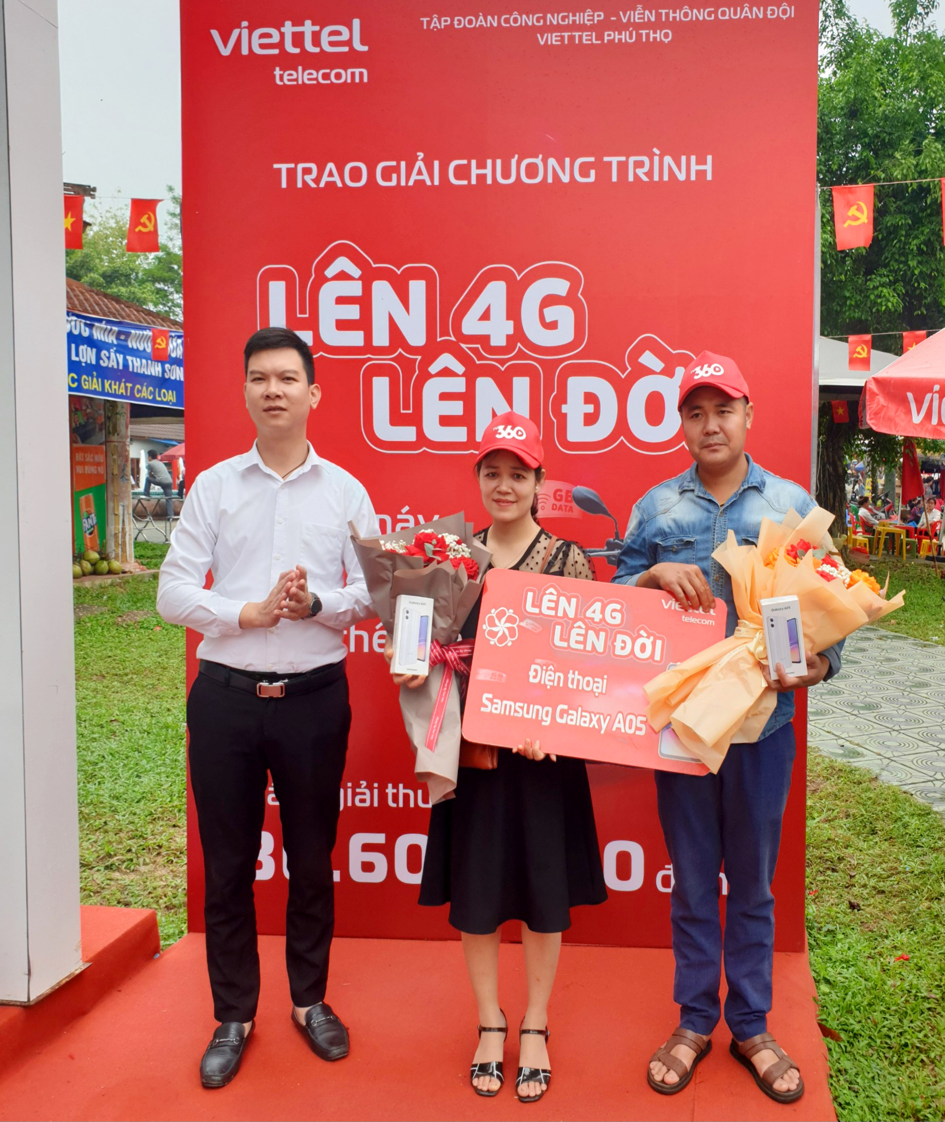 Trao thưởng xe máy và điện thoại trong chương trình “Lên 4G - Lên đời”