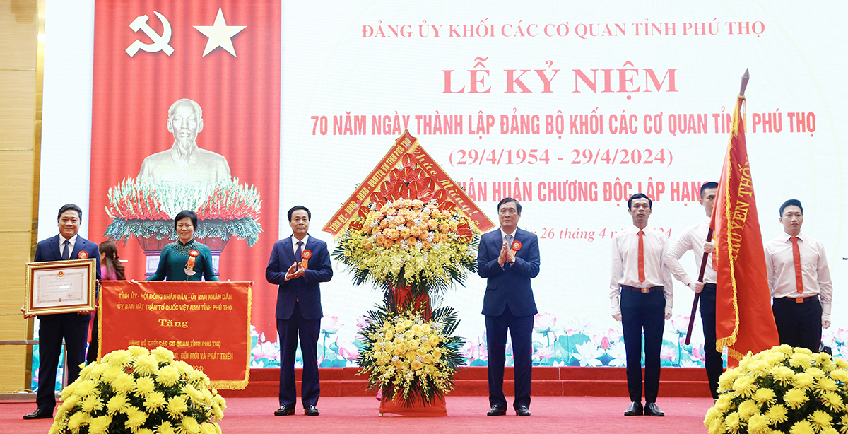 Lễ kỷ niệm 70 năm ngày thành lập Đảng bộ Khối các cơ quan tỉnh và đón nhận Huân chương Độc lập hạng Ba