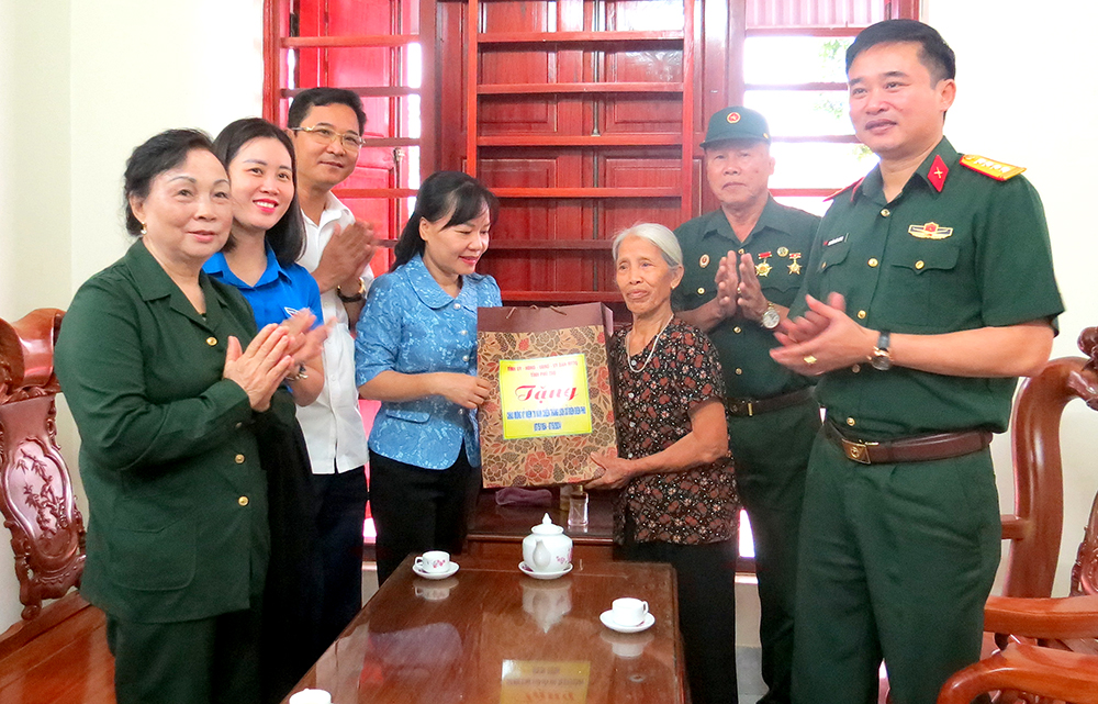 Lãnh đạo tỉnh thăm, tặng quà tri ân các gia đình Anh hùng liệt sĩ, chiến sĩ Điện Biên, thanh niên xung phong, dân công hoả tuyến