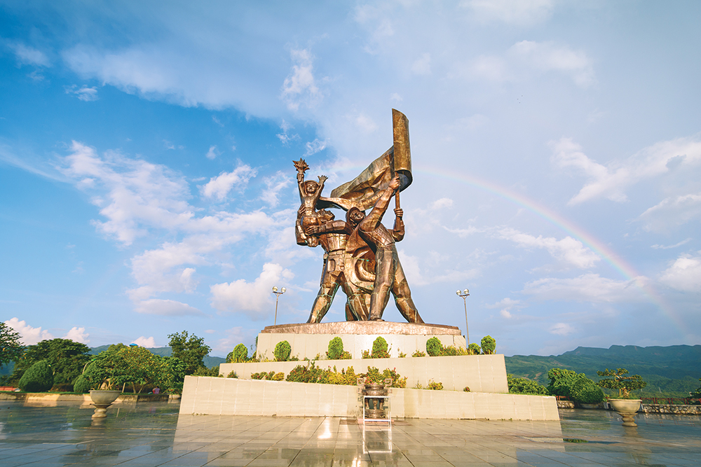 “Nên vành hoa đỏ, nên thiên sử vàng”