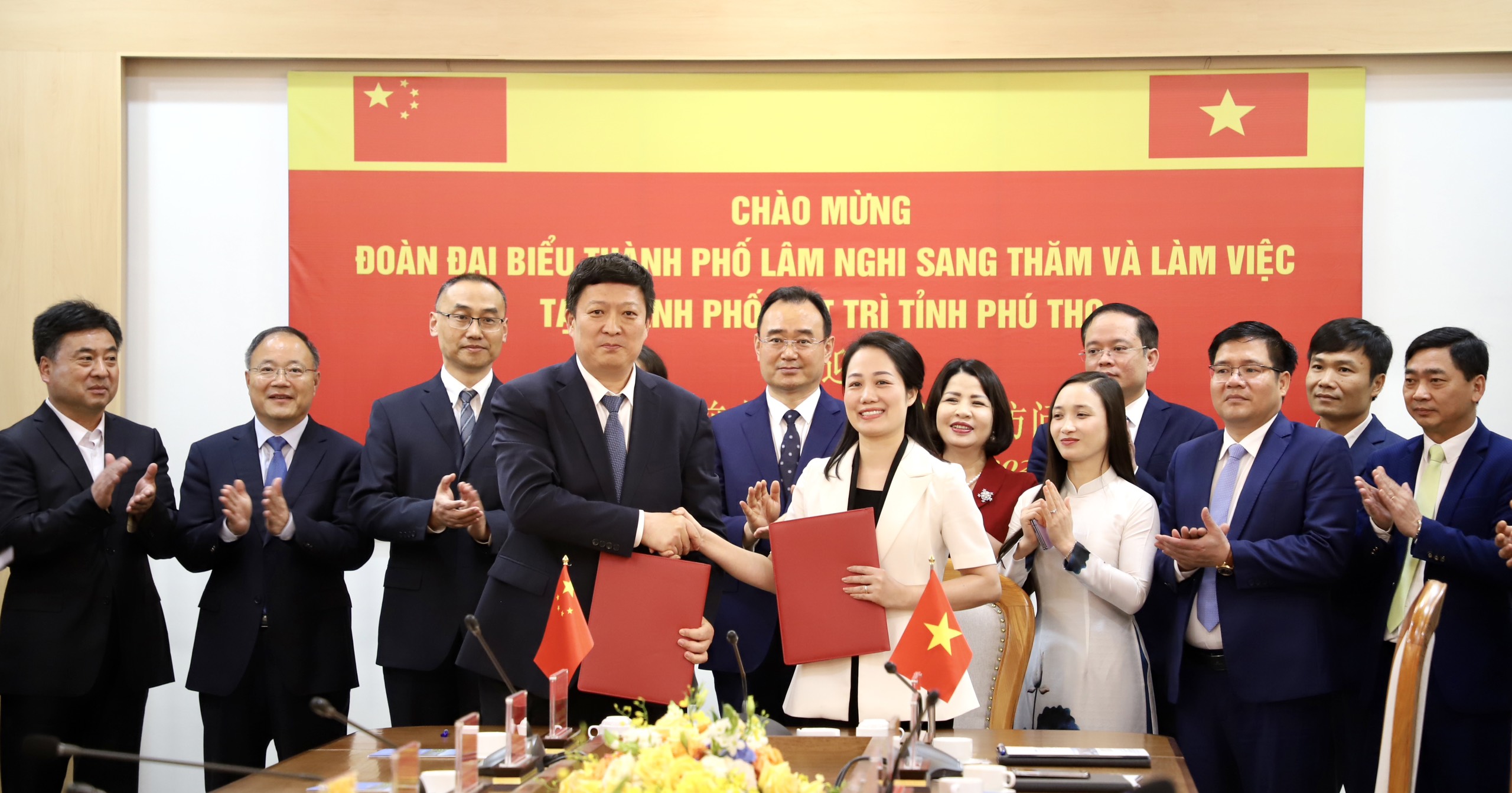 Sign an agreement to establish friendly cooperation between the two cities of Viet Tri and Linyi