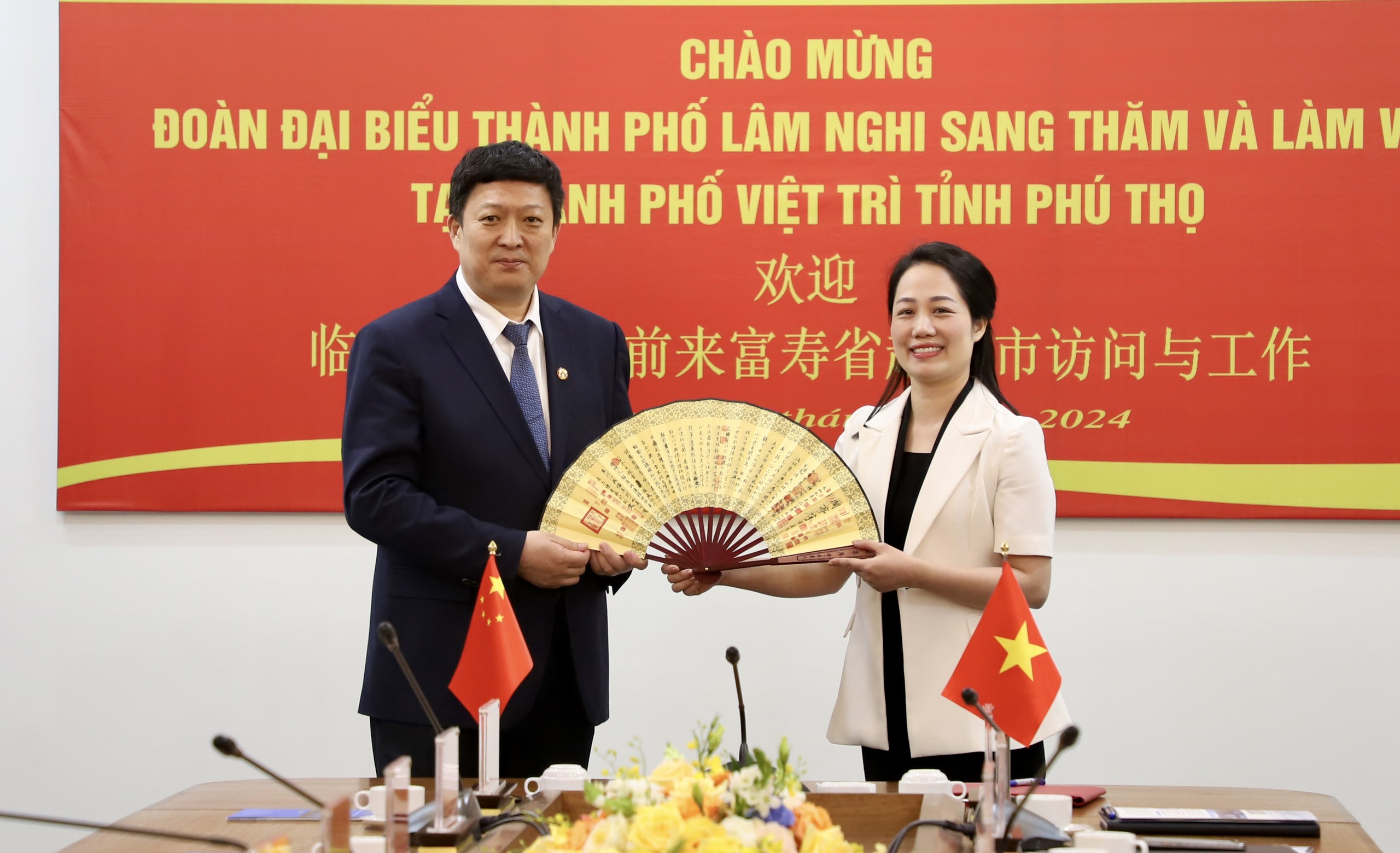 Sign an agreement to establish friendly cooperation between the two cities of Viet Tri and Linyi