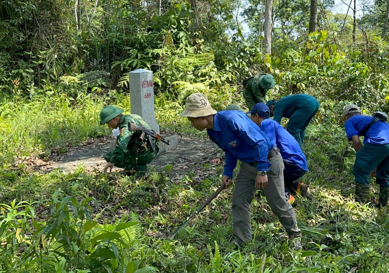 Hành quân lên cột mốc chủ quyền