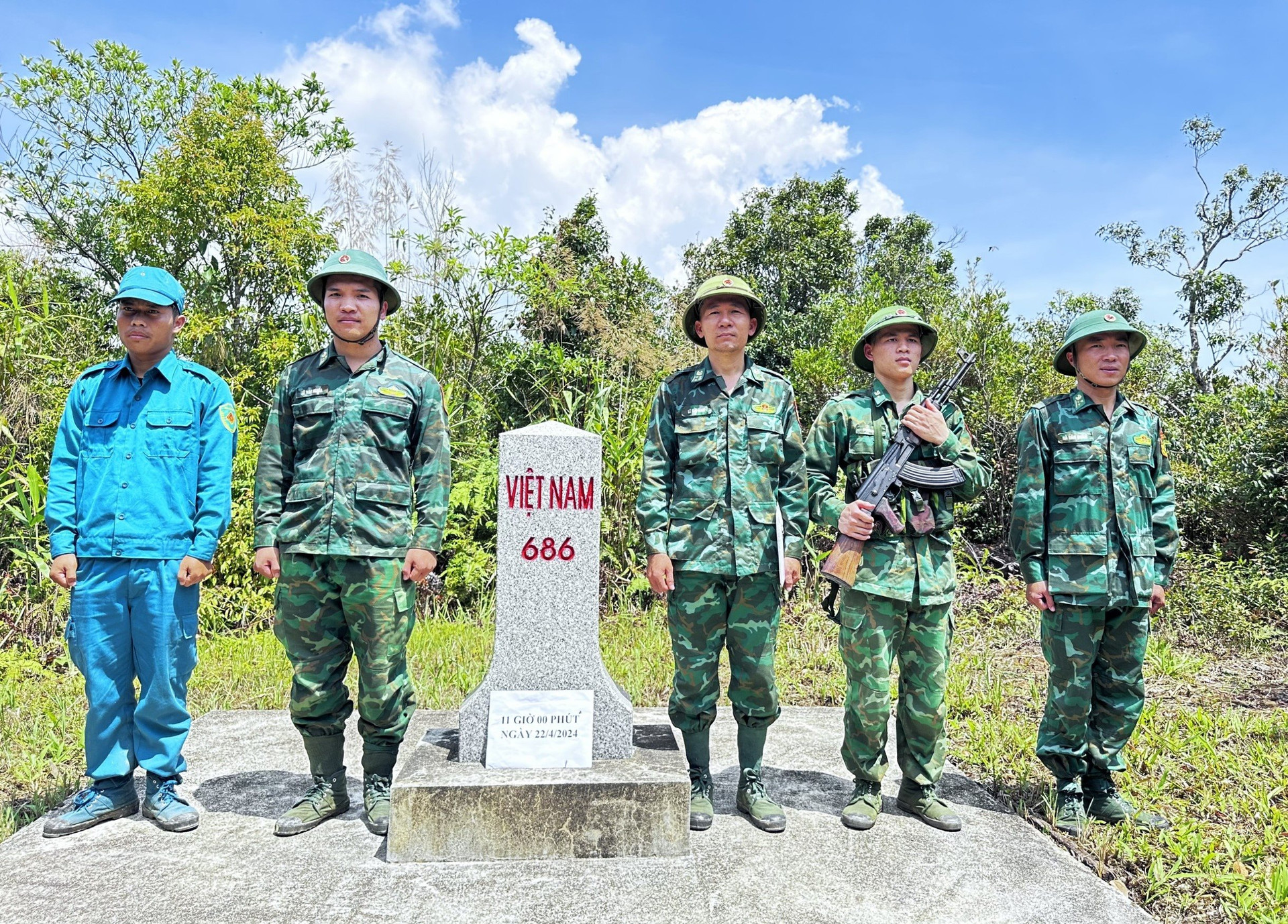 Hành quân lên cột mốc chủ quyền