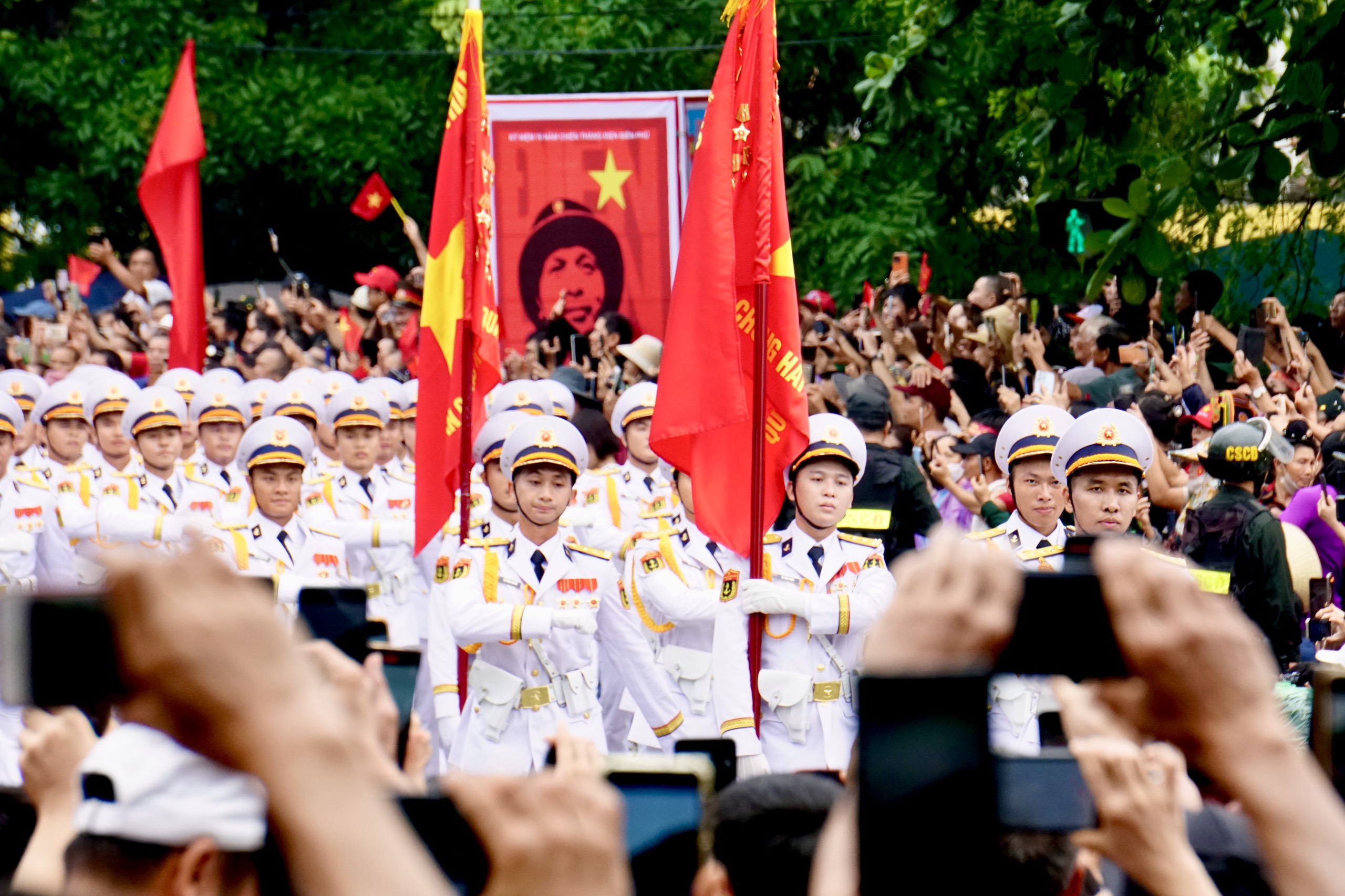 Hào hùng lễ diễu binh, diễu hành trên các tuyến đường ở thành phố Điện Biên Phủ