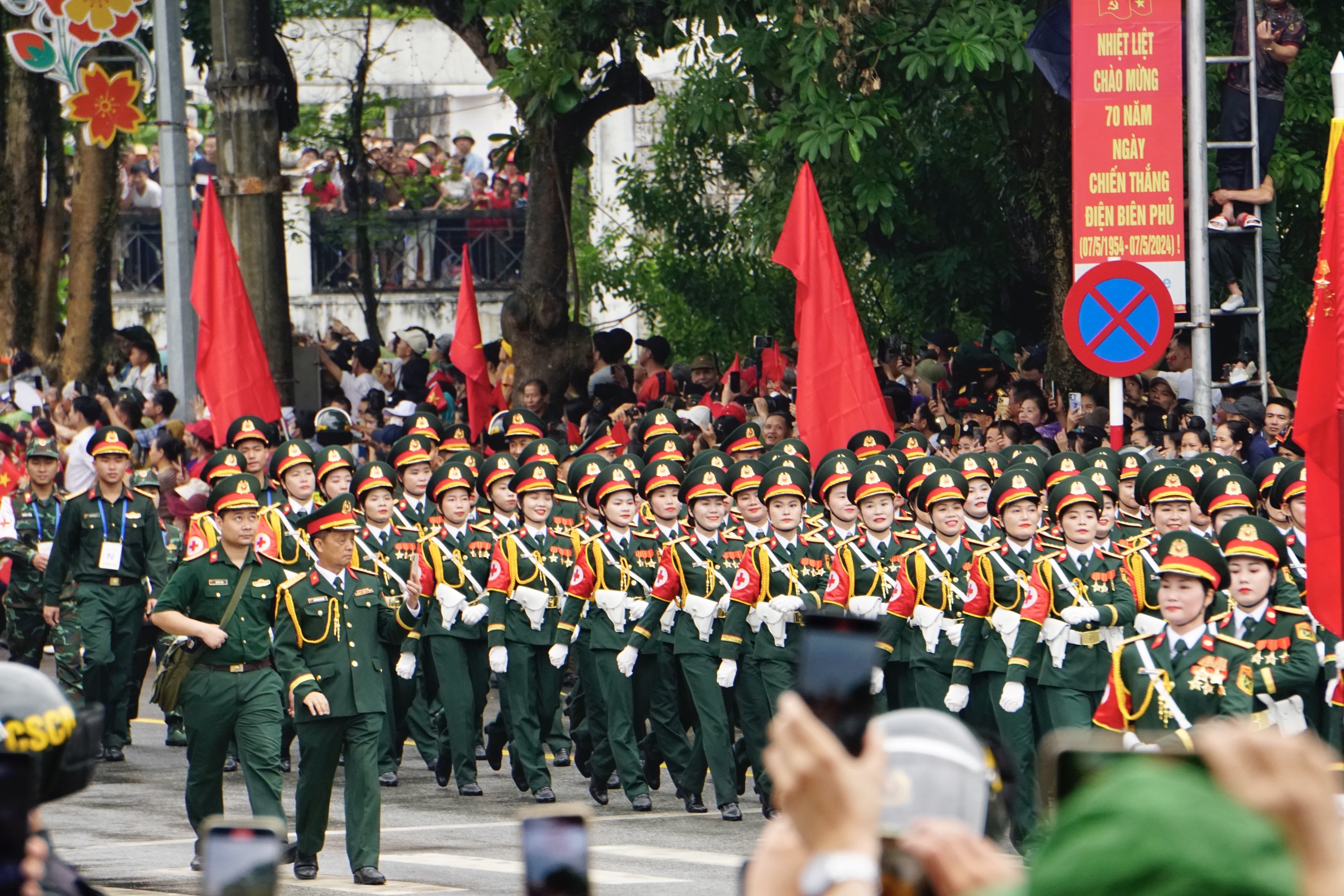 Hào hùng lễ diễu binh, diễu hành trên các tuyến đường ở thành phố Điện Biên Phủ