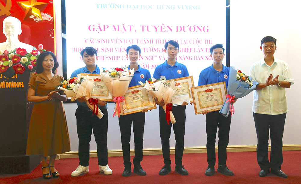 Trường Đại học Hùng Vương gặp mặt, tuyên dương các sinh viên đạt thành tích cao