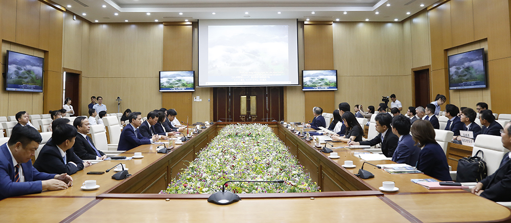 Strengthening cooperation with Shimane Prefecture on high-tech manufacturing and tourism