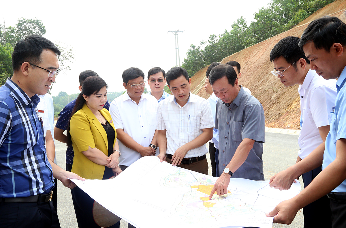 Checking the progress of some projects in Phu Ninh District