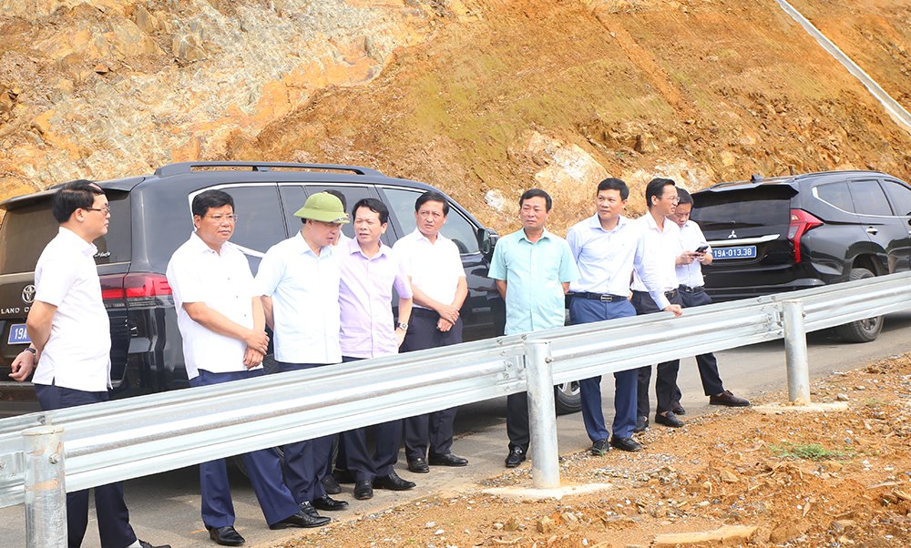 Chairman of the Provincial Peoples Committee Bui Van Quang works in Tan Son district