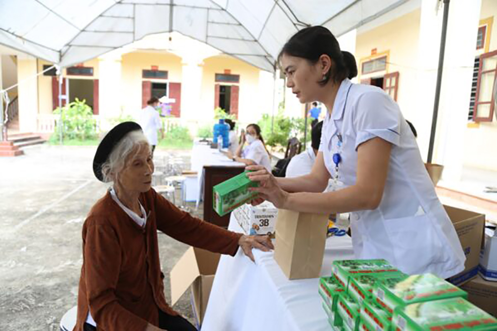 Tuổi cao nêu gương sáng