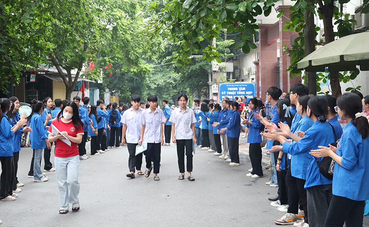 Thí sinh bước vào môn thi cuối Kỳ thi tuyển sinh lớp 10 THPT không chuyên