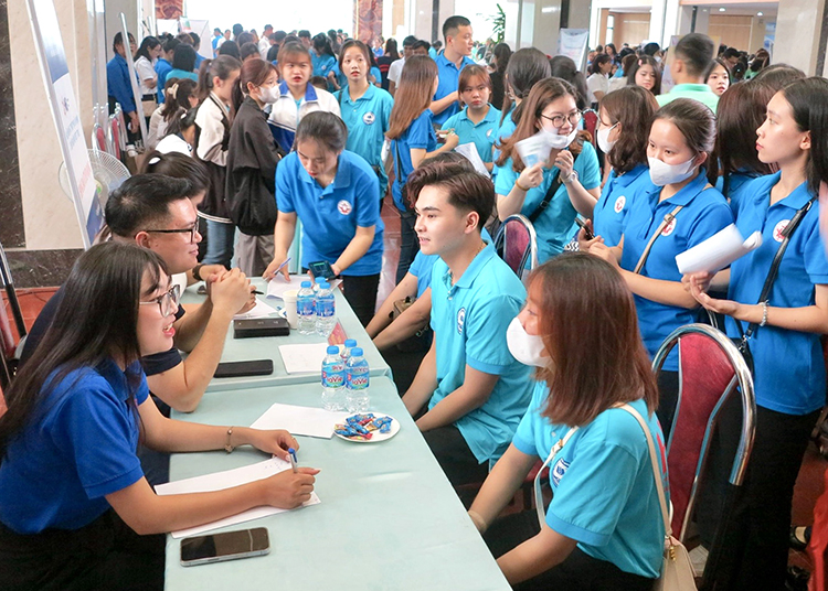 Trao bằng tốt nghiệp Đại học chính quy và Ngày hội tuyển dụng, tư vấn việc làm