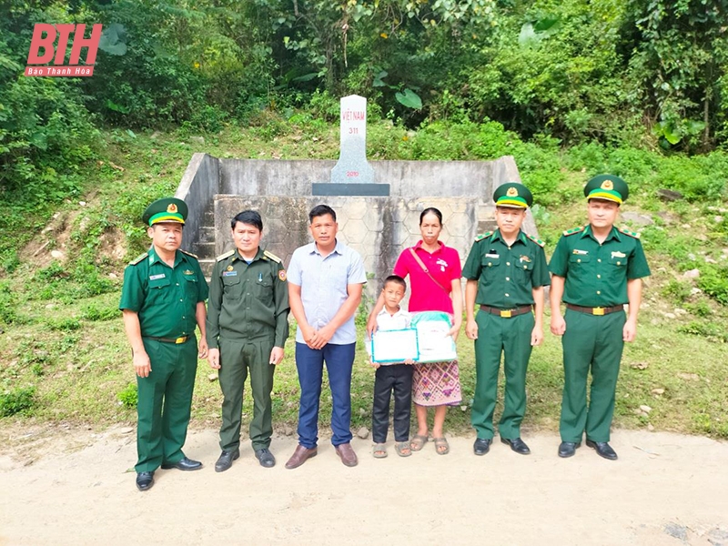 “Nâng bước em tới trường” xuyên biên giới