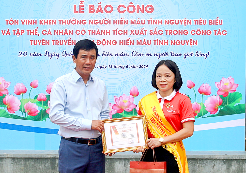 Tôn vinh, khen thưởng người hiến máu tình nguyện tiêu biểu