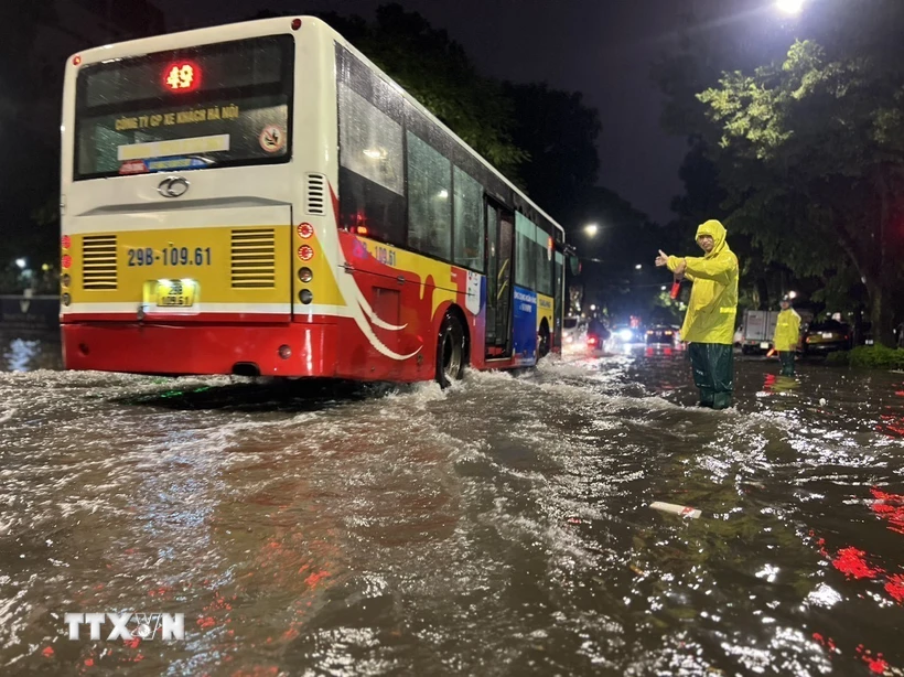 Bắc Bộ có mưa rào và dông, Trung Bộ và Nam Bộ có mưa rải rác