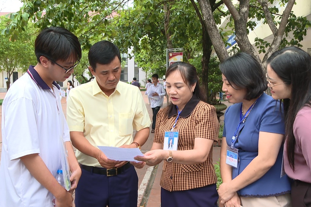 Kiểm tra, động viên thí sinh, cán bộ làm thi