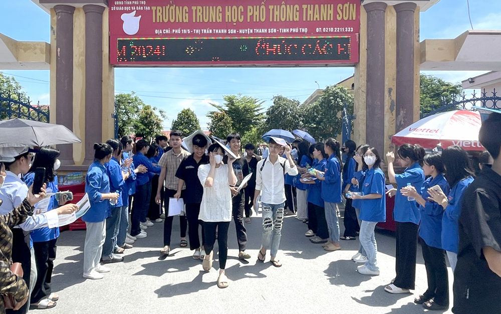 Thí sinh hoàn thành bài thi tổ hợp Khoa học tự nhiên hoặc Khoa học xã hội