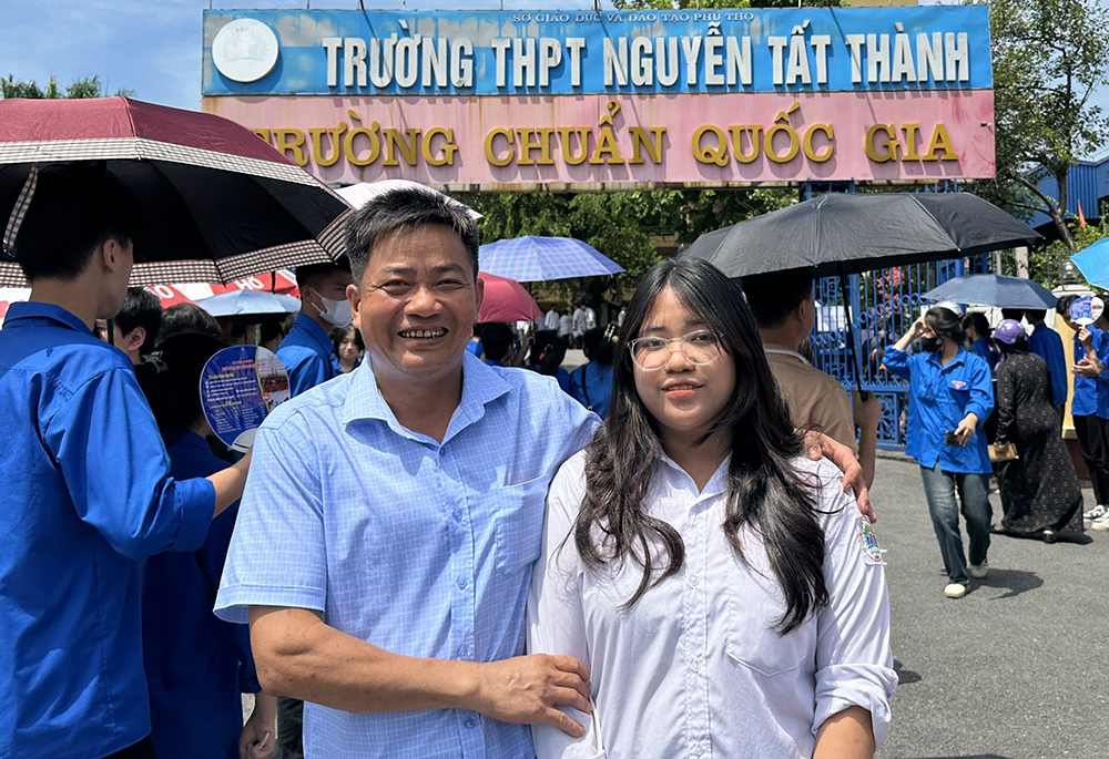 Thí sinh hoàn thành bài thi tổ hợp Khoa học tự nhiên hoặc Khoa học xã hội