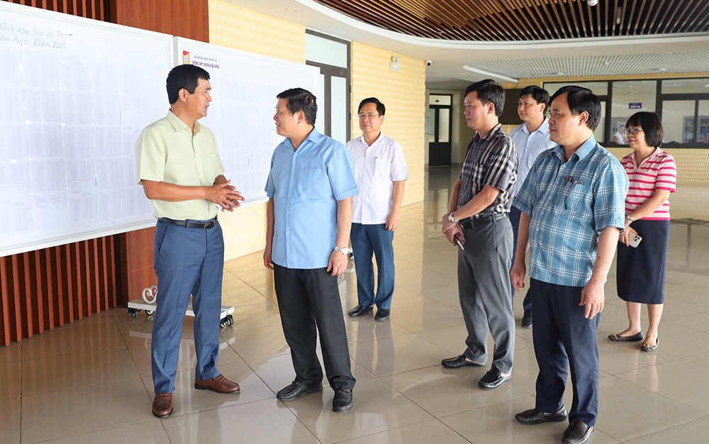 Vice Chairman of the Provincial Peoples Committee Ho Dai Dung inspects preparation for the 2024 high school graduation exam