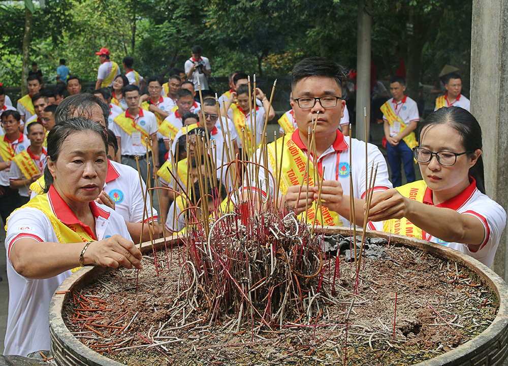 100 nationally representative volunteer blood donors offer incense and pay tribute at the Hung King Temple Historical Relic Site