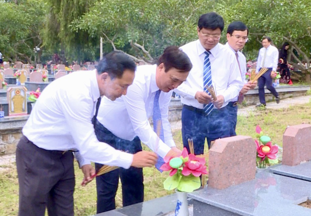 Secretary of the Provincial Party Committee Bui Minh Chau visits the heroic martyrs at the Da Lat City Cemetery, Lam Dong Province