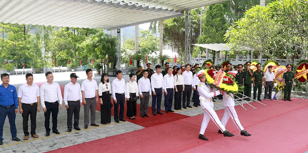 Màu xanh trên đá núi
