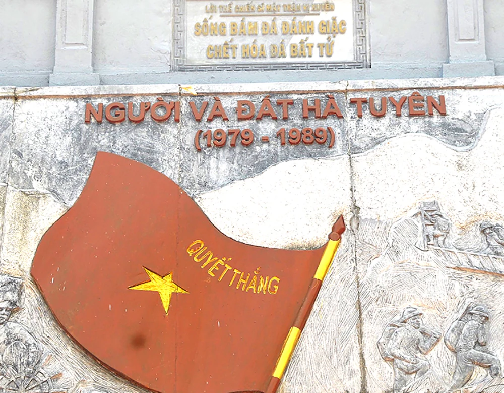 Màu xanh trên đá núi