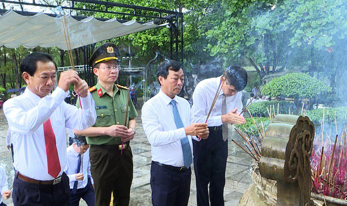 The delegation of Phu Tho province pays tribute to the heroic martyrs in Quang Tri