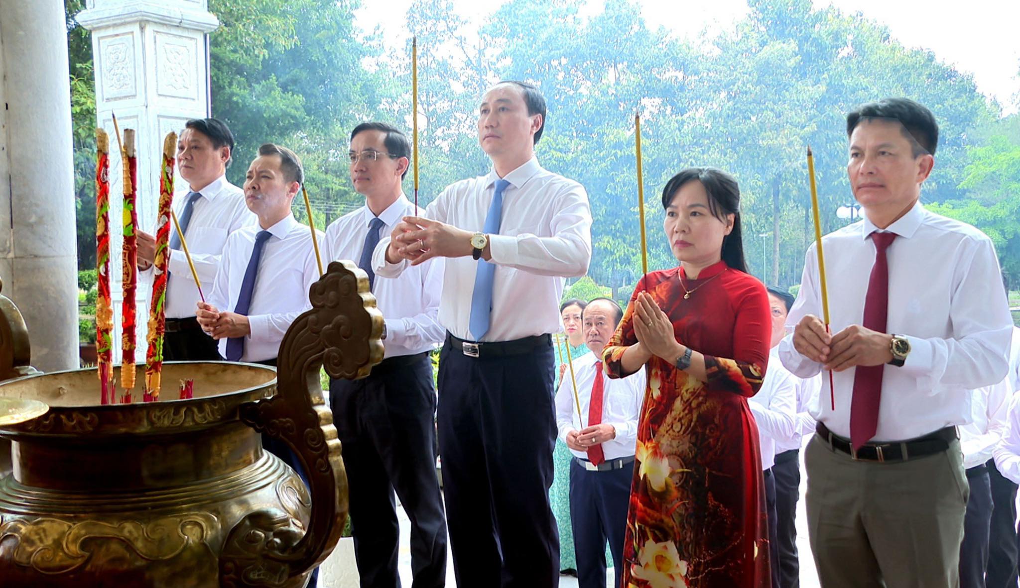 The delegation of Phu Tho province pays tribute to the heroic martyrs in Tay Ninh, Binh Duong and Ho Chi Minh City