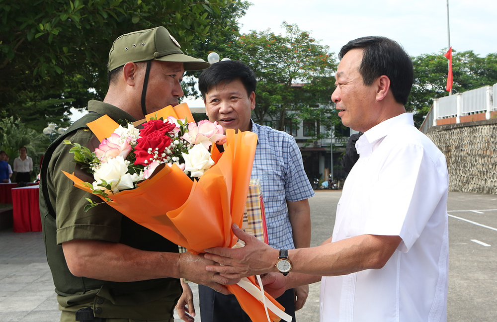 Chairman of the Provincial Peoples Committee attends the launching ceremony of the institutional security and order force