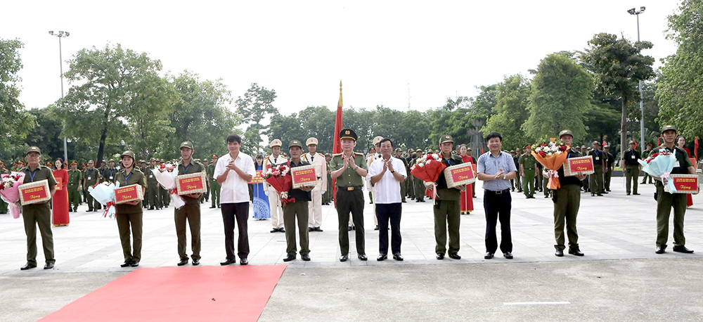 Chairman of the Provincial Peoples Committee attends the launching ceremony of the institutional security and order force