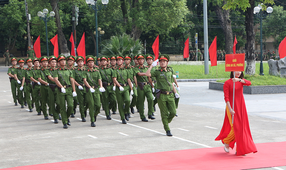 Chairman of the Provincial Peoples Committee attends the launching ceremony of the institutional security and order force