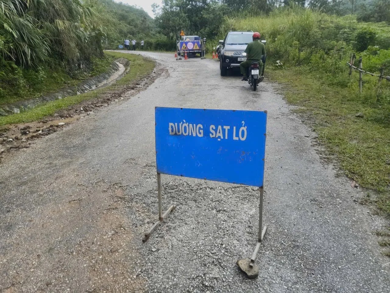 Khắc phục điểm sạt lở trên đường tỉnh 316 thuộc huyện Tân Sơn