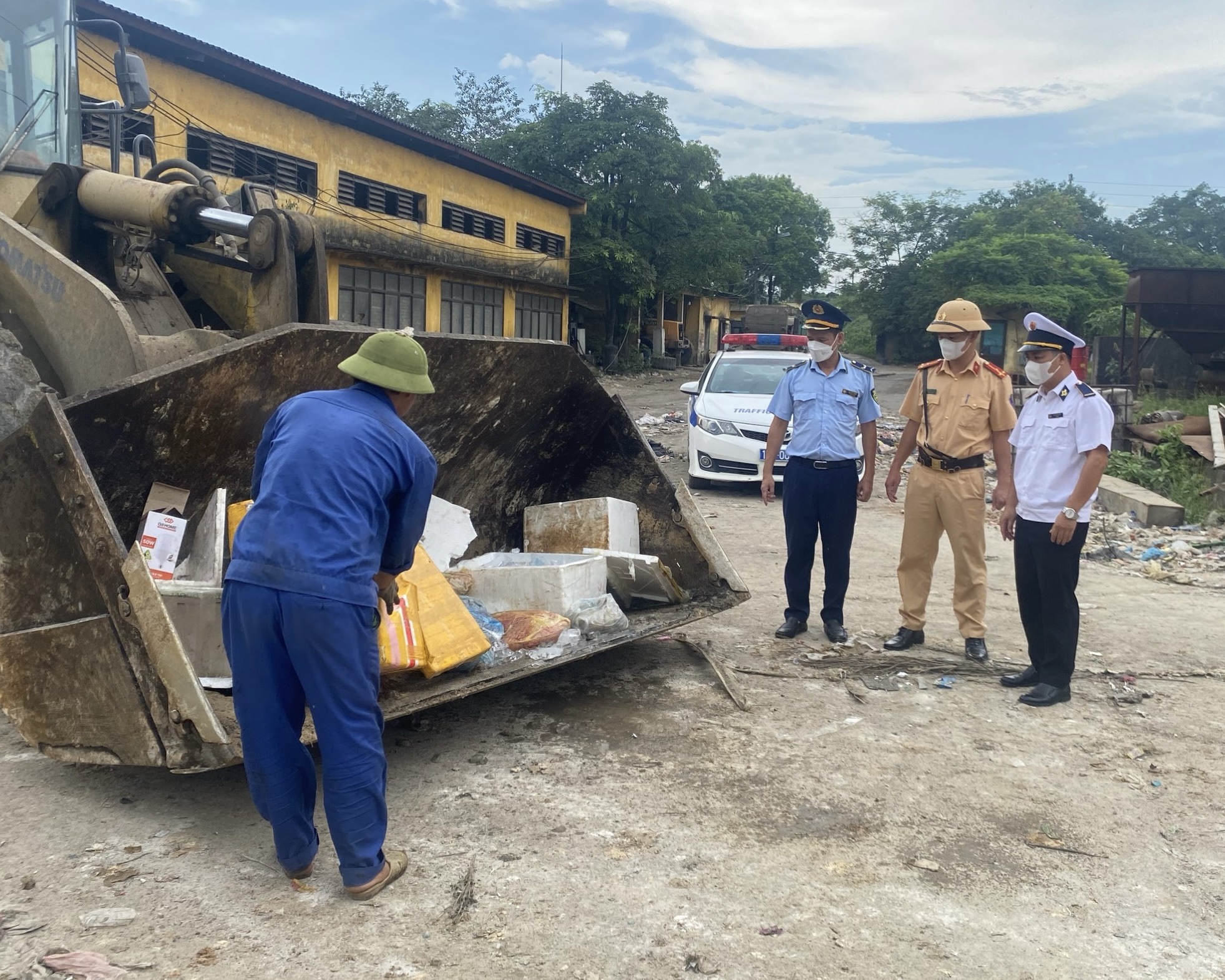 Xử phạt 2 chủ phương tiện vận chuyển nội tạng động vật không rõ nguồn gốc