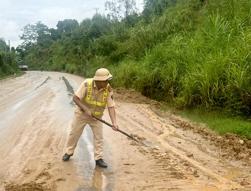 Lực lượng Công an giúp đỡ người dân trong mưa bão