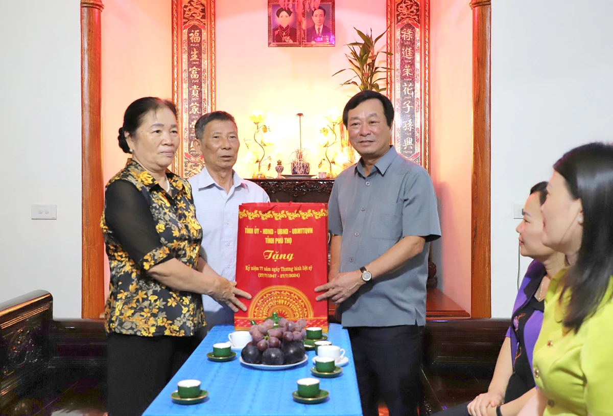 Chủ tịch UBND tỉnh Bùi Văn Quang thăm, tặng quà đối tượng chính sách, người có công tại huyện Thanh Thủy