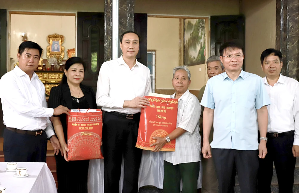 Phó Bí thư Thường trực Tỉnh uỷ Phùng Khánh Tài thăm, tặng quà tại huyện Phù Ninh