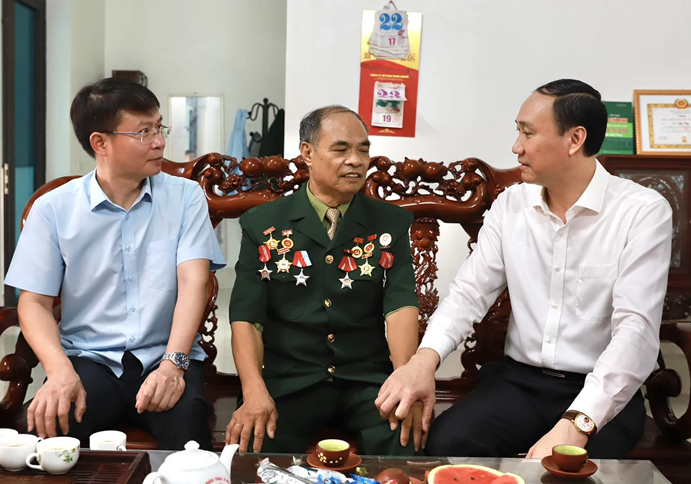 Phó Bí thư Thường trực Tỉnh uỷ Phùng Khánh Tài thăm, tặng quà tại huyện Phù Ninh