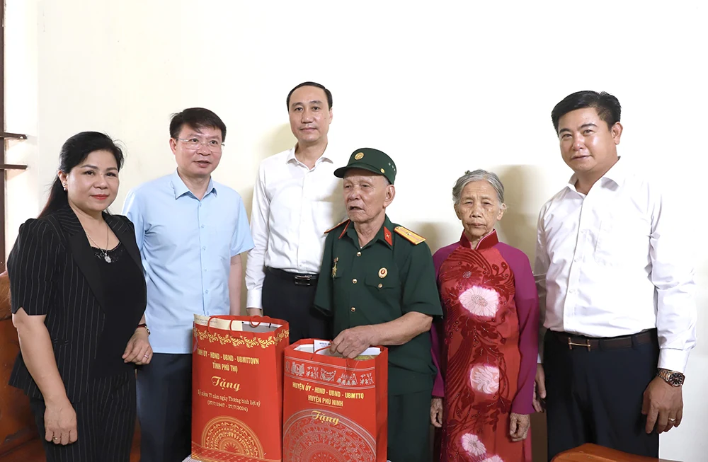Phó Bí thư Thường trực Tỉnh uỷ Phùng Khánh Tài thăm, tặng quà tại huyện Phù Ninh