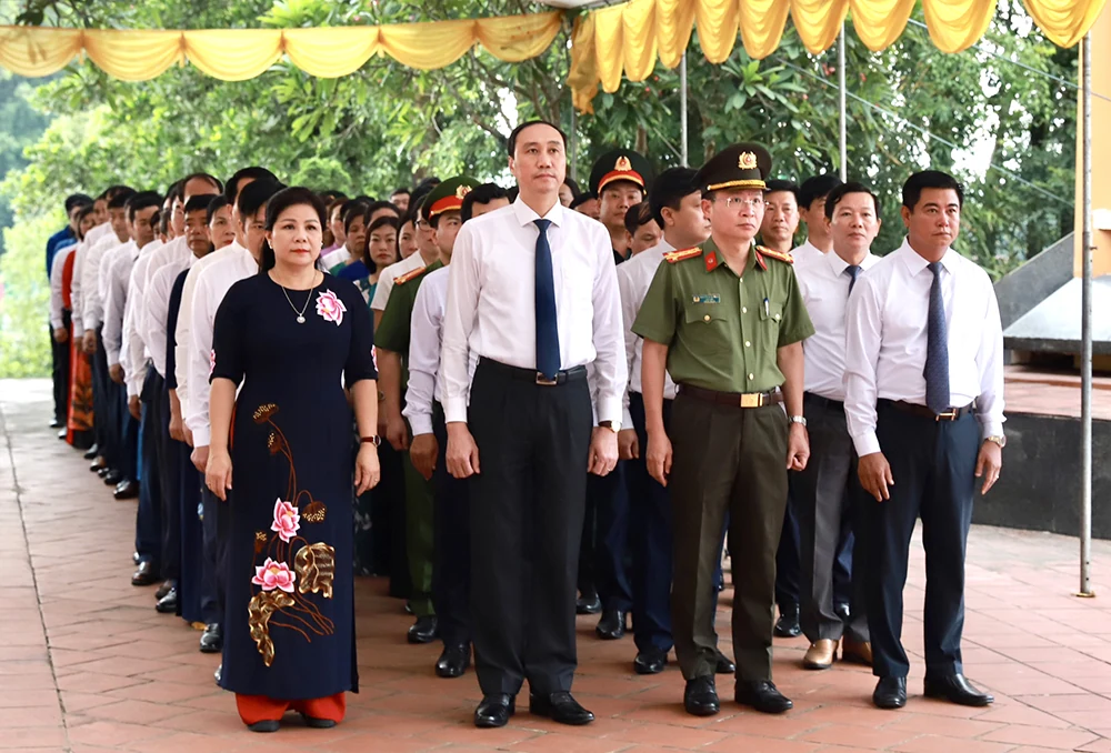 Phó Bí thư Thường trực Tỉnh uỷ Phùng Khánh Tài thăm, tặng quà tại huyện Phù Ninh