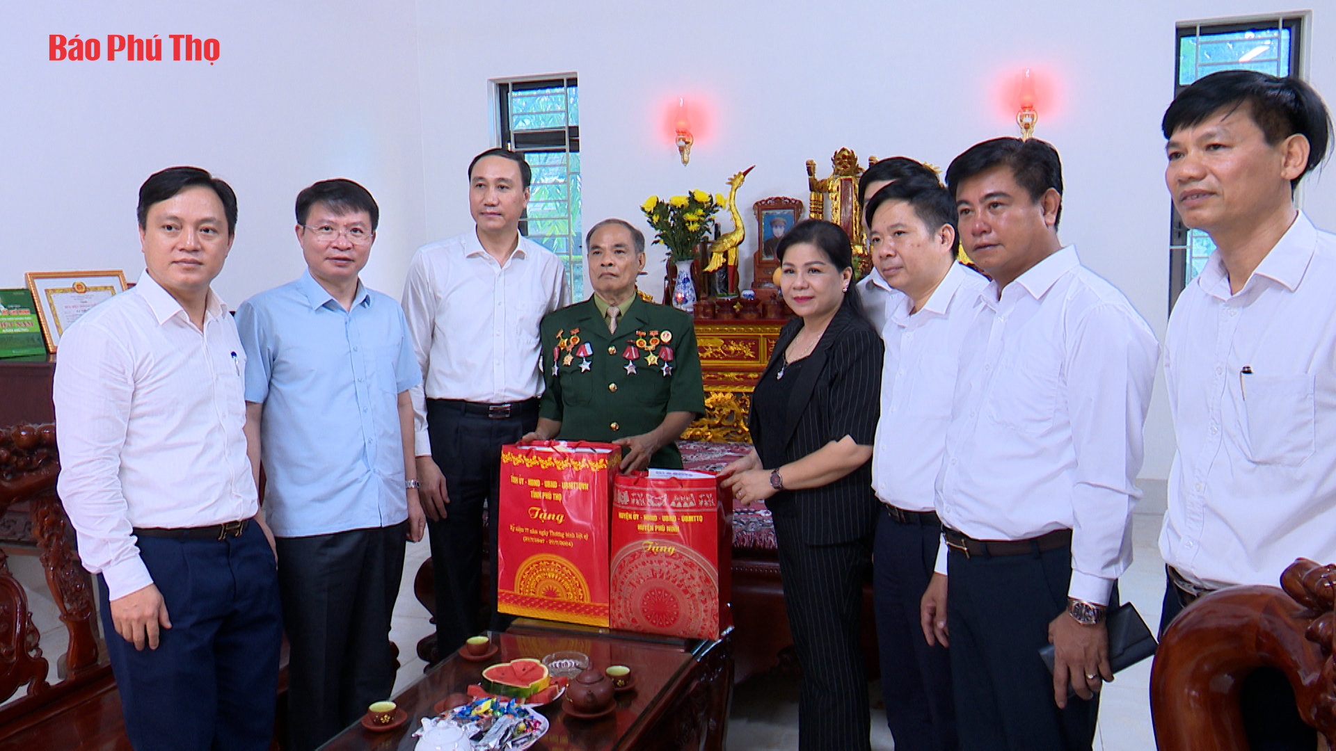 Phó Bí thư Thường trực Tỉnh uỷ Phùng Khánh Tài thăm, tặng quà tại huyện Phù Ninh