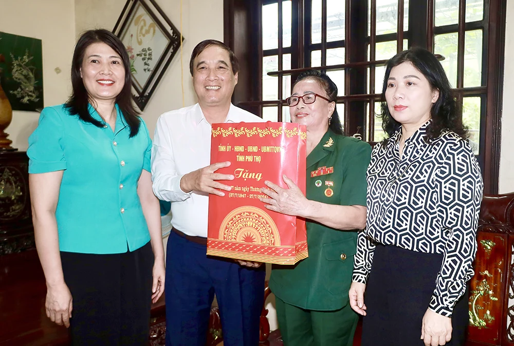 Bí thư Tỉnh ủy Bùi Minh Châu dâng hương tưởng niệm Chủ tịch Hồ Chí Minh và thăm, tặng quà đối tượng chính sách, người có công huyện Tam Nông