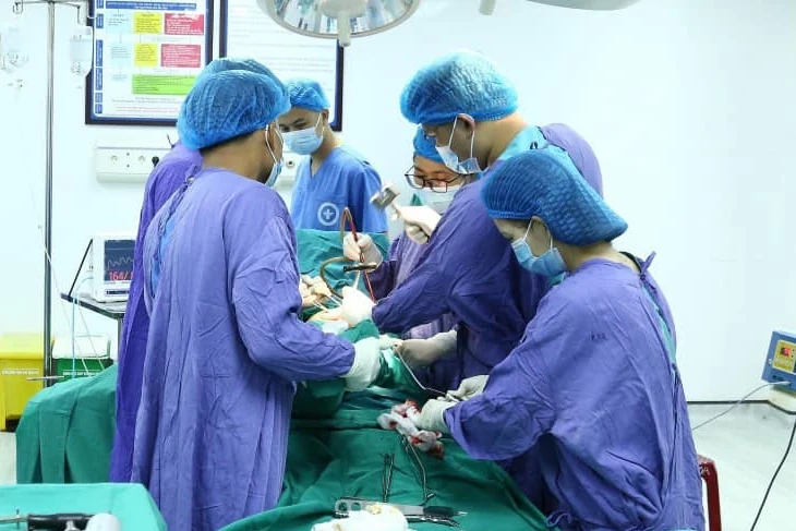 Phẫu thuật thành công thay khớp háng bán phần cho cụ bà 80 tuổi