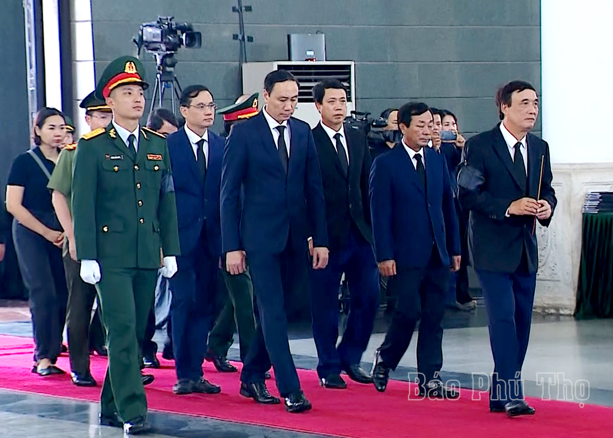 The delegation of Phu Tho province offers incense to General Secretary Nguyen Phu Trong