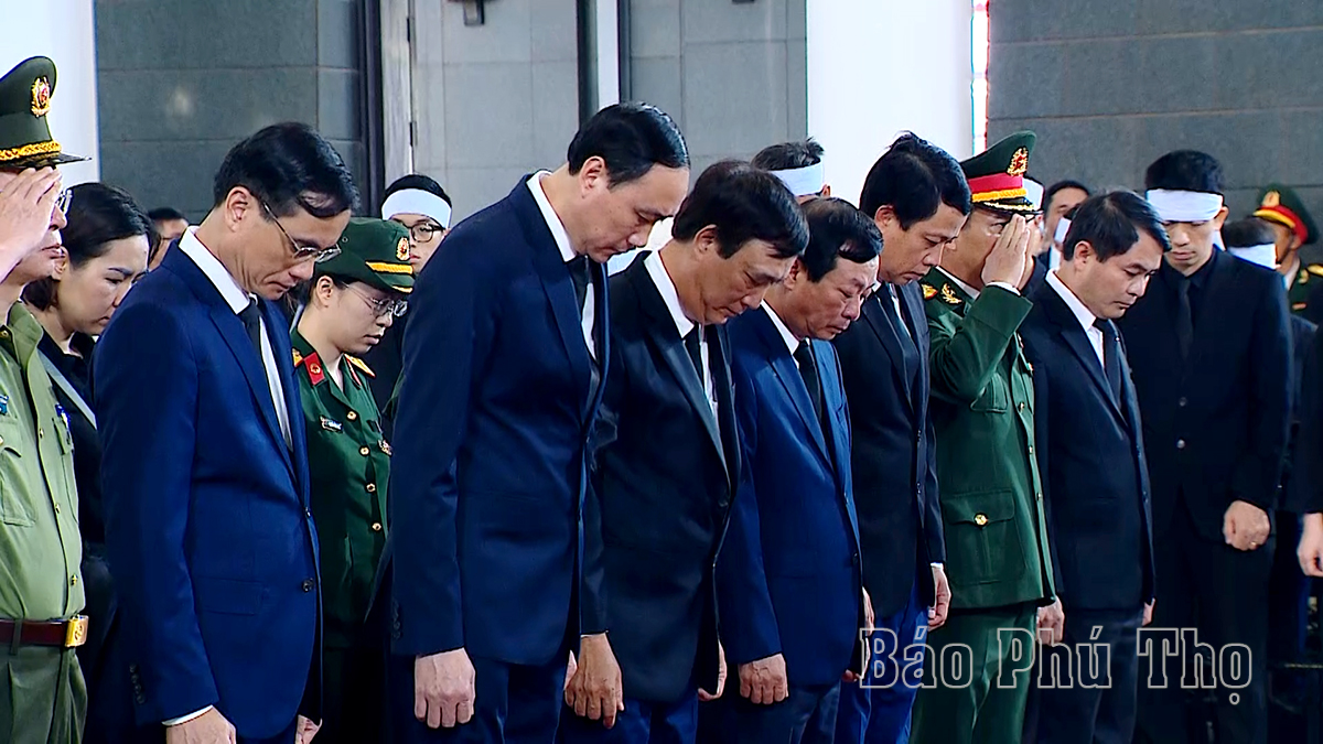 The delegation of Phu Tho province offers incense to General Secretary Nguyen Phu Trong