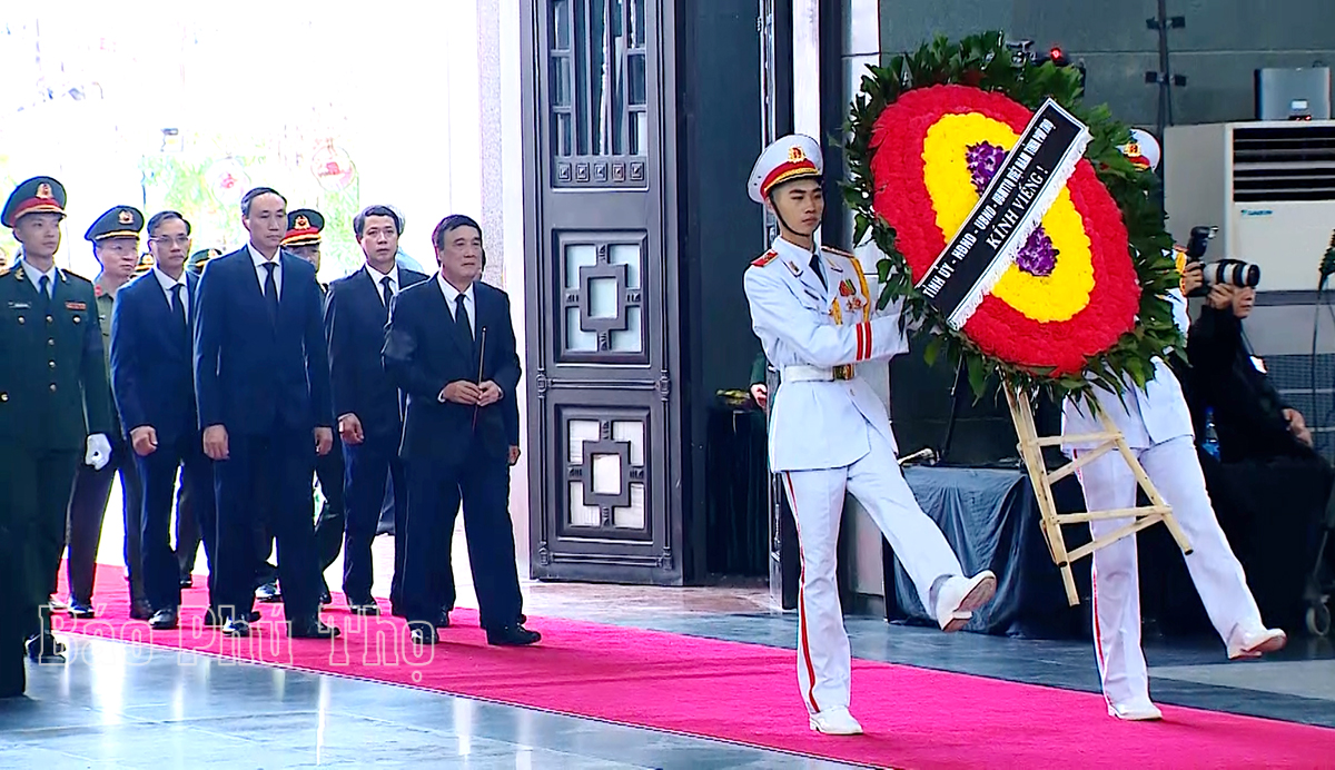 The delegation of Phu Tho province offers incense to General Secretary Nguyen Phu Trong