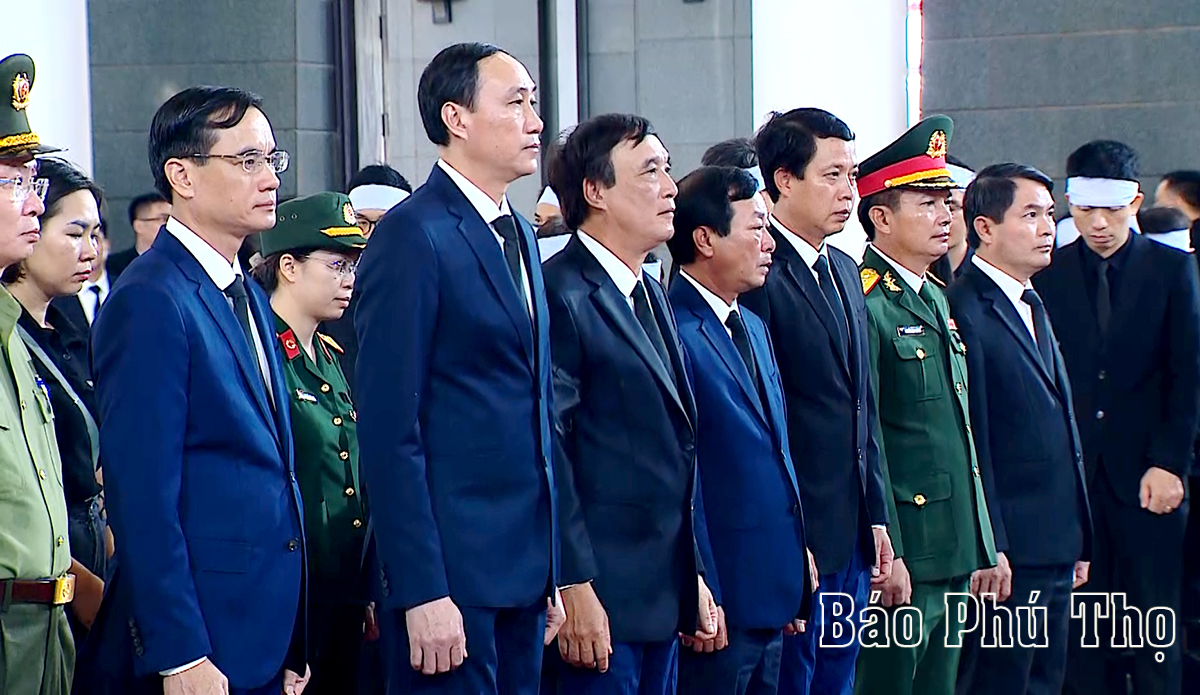 The delegation of Phu Tho province offers incense to General Secretary Nguyen Phu Trong