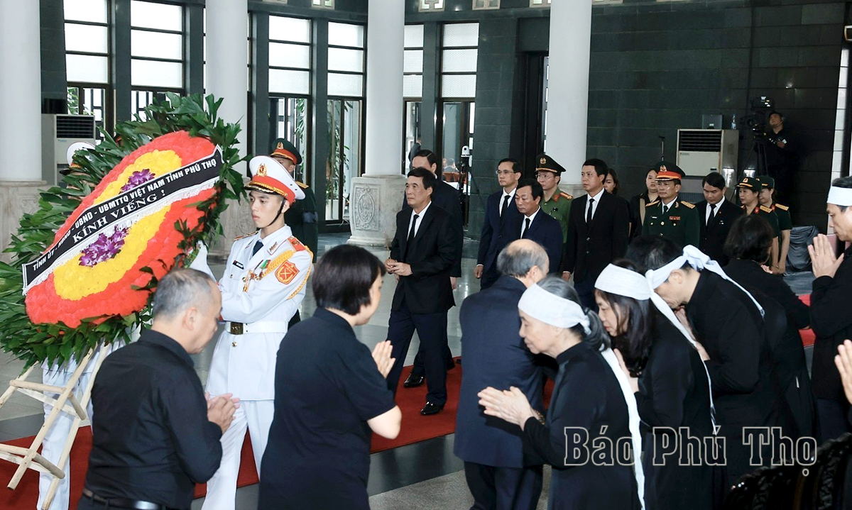 The delegation of Phu Tho province offers incense to General Secretary Nguyen Phu Trong