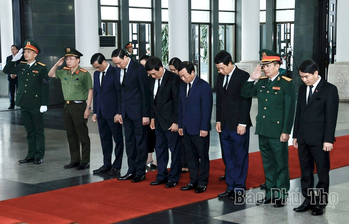 The delegation of Phu Tho province offers incense to General Secretary Nguyen Phu Trong